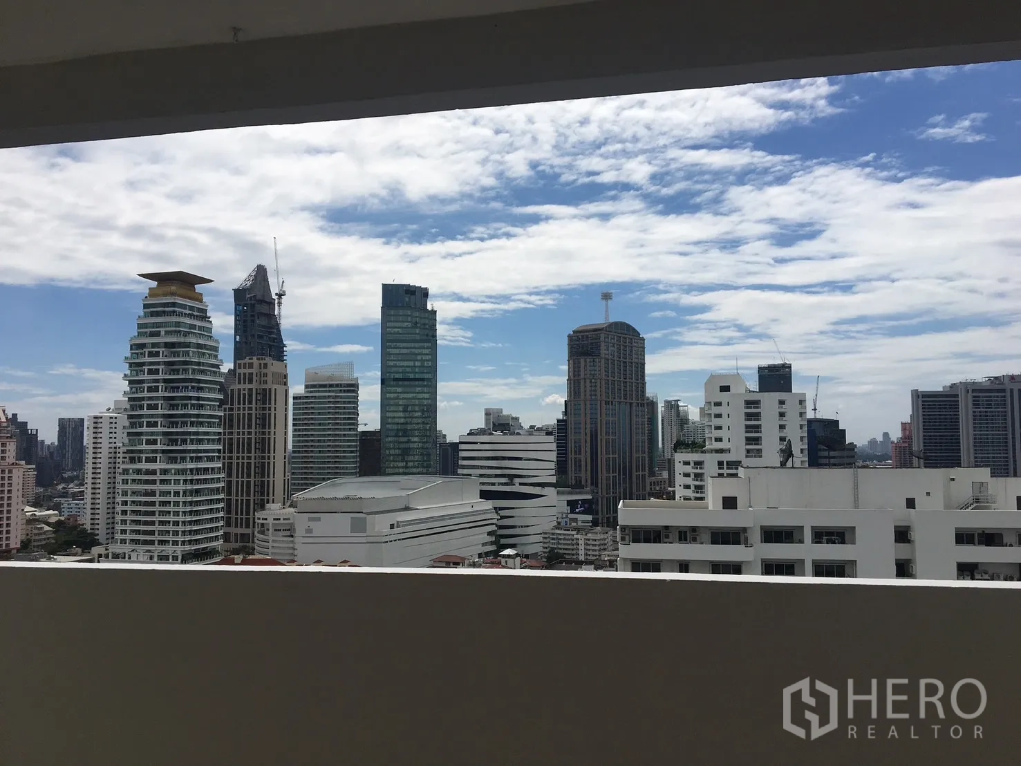 公寓 出租在Watthana, Bangkok - 高楼层阳台远眺曼谷天际线与现代高楼。