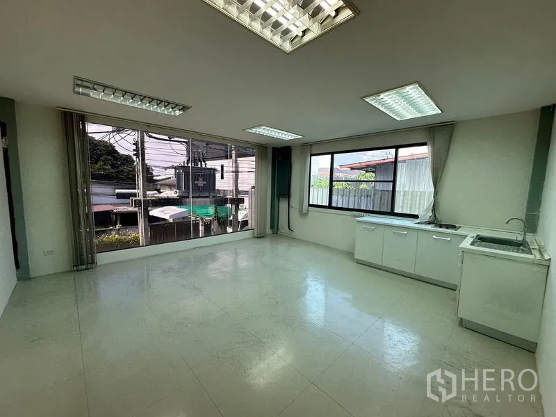 สำนักงาน ให้เช่า - ห้องแพนทรีพร้อมตู้ ซิงก์ และหน้าต่างกว้าง