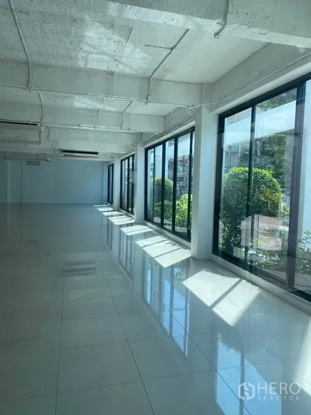 办公空间 出租在Khlong Toei, Bangkok - 长条开放式办公室，大幅窗户采光充足，可见室外绿植。