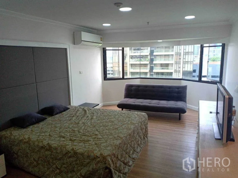 คอนโด ให้เช่าในWatthana, Bangkok - ห้องนอนมาสเตอร์มีหน้าต่างเบย์วินโดว์ โซฟา วิวเมือง และเครื่องปรับอากาศ