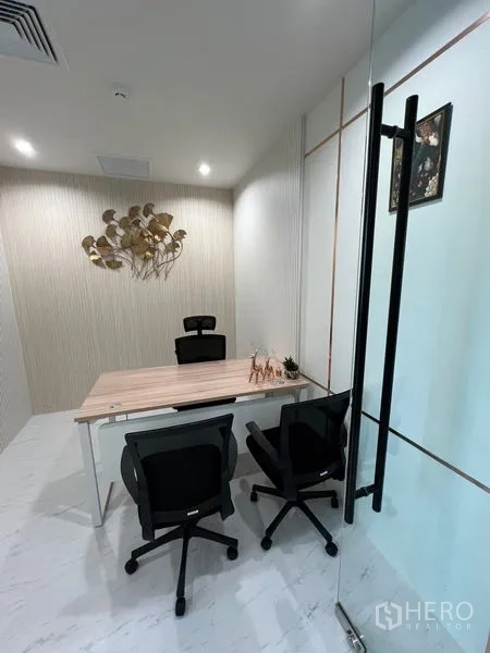 สำนักงาน ให้เช่า - ห้องผู้บริหารส่วนตัว โต๊ะทำงาน เก้าอี้รับรอง และผนังกระจก