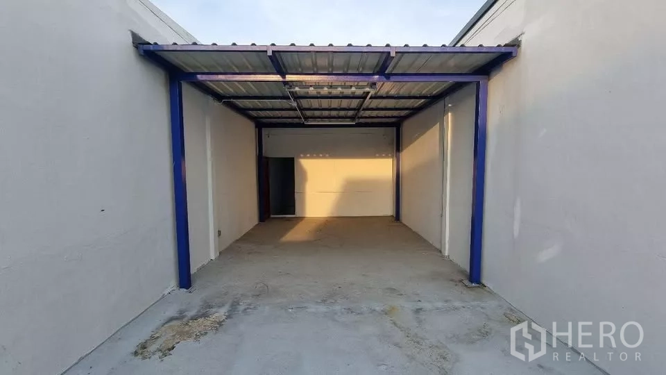 Townhouse for rent in Huai Khwang, Bangkok - Covered parking or terrace space with a metal roof structure.