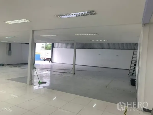คลังสินค้า ให้เช่าในSuan Luang, Bangkok - พื้นที่ทำงานใต้หลังคา พื้นกระเบื้องและอีพ็อกซี่ แสงสว่างเพียงพอ
