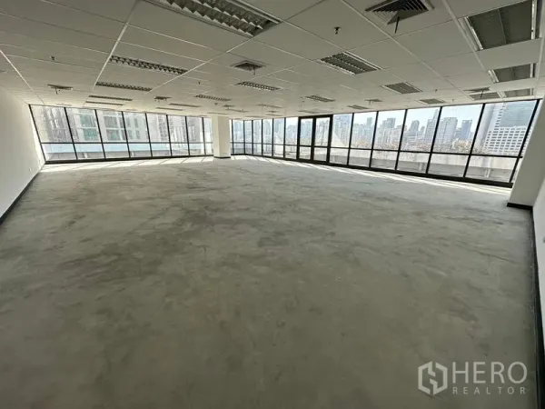 办公空间 出租在Watthana, Bangkok - 宽阔开放式办公区，环绕玻璃与城市全景。