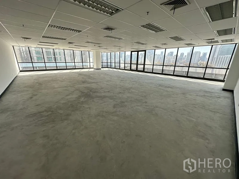 办公空间 出租在Watthana, Bangkok - 宽阔开放式办公区，环绕玻璃与城市全景。