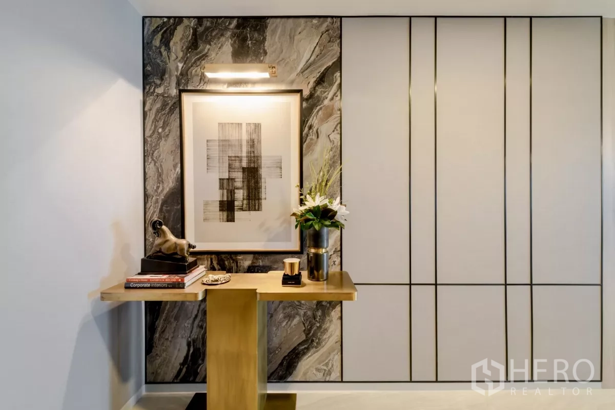 公寓 出租在Watthana, Bangkok - 玄关大理石装饰墙，配艺术画与精致玄关桌。