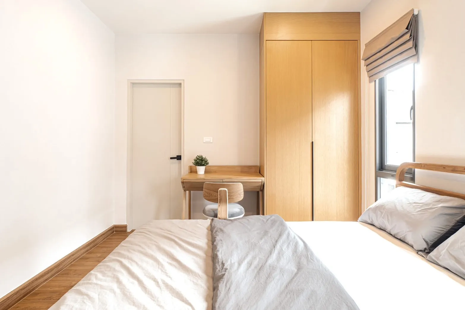 独栋房屋 for rent in Bang Phli, Samut Prakan - 卧室朝向书桌与高柜的视角，旁有窗户。