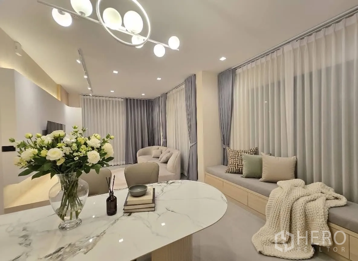 บ้าน for rent or sale in Bang Phli, Samut Prakan - พื้นที่นั่งเล่น-ทานอาหารแบบเปิดล้อมด้วยผ้าม่านและแสงไฟอบอุ่น