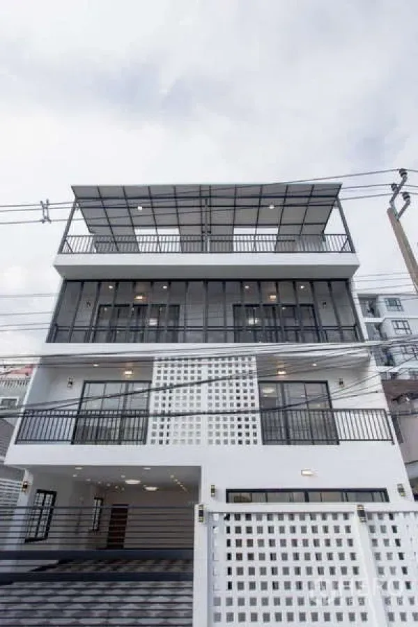 带办公室的家 出售在Huai Khwang, Bangkok - 曼谷Huai Khwang区现代多层家庭办公楼外观，设大阳台与屋顶雨棚。