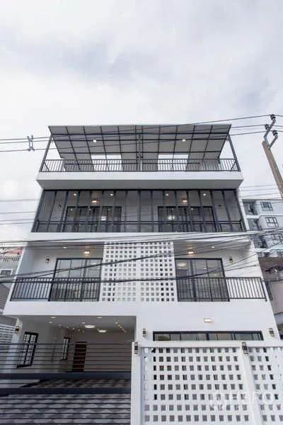 带办公室的家 出售在Huai Khwang, Bangkok - 曼谷Huai Khwang区现代多层家庭办公楼外观，设大阳台与屋顶雨棚。