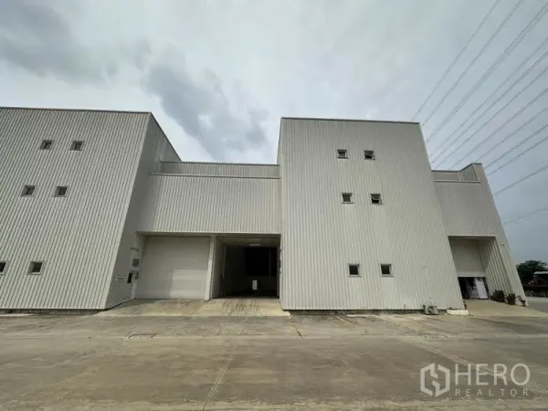 工厂 出租在Khlong Luang, Pathum Thani - 钢板外墙厂房立面，配大卷帘门与停车位