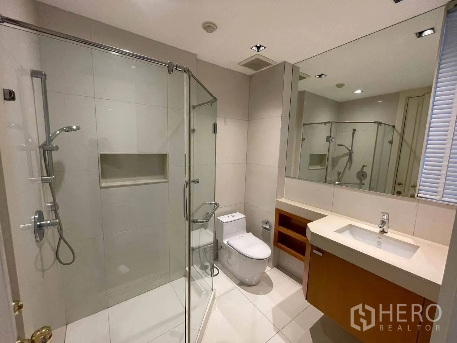 公寓 for rent in Pathum Wan, Bangkok - 现代浴室，玻璃淋浴间、大镜面与台盆柜。