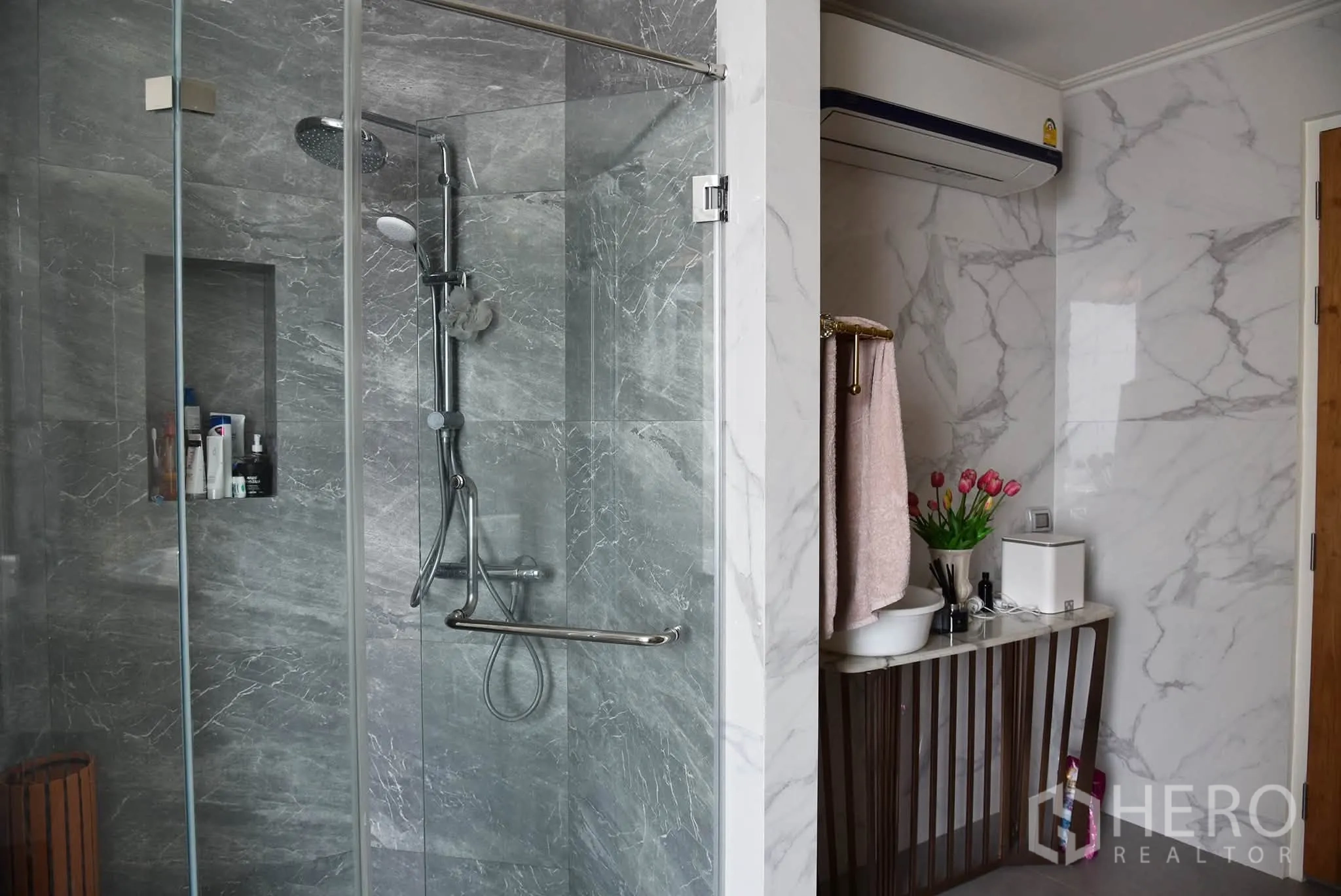คอนโด for sale in Khlong San, Bangkok - ห้องน้ำมีตู้ชาวเวอร์กระจกและผนังลายหินอ่อน