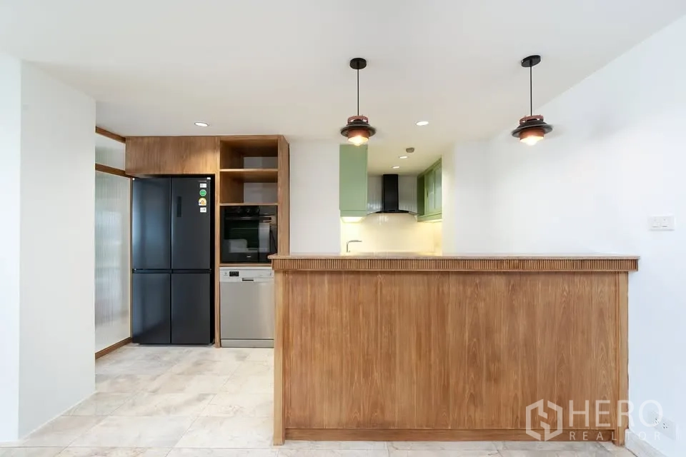 公寓 for rent in Watthana, Bangkok - 现代厨房配吧台、黑色冰箱、烤箱和洗碗机。