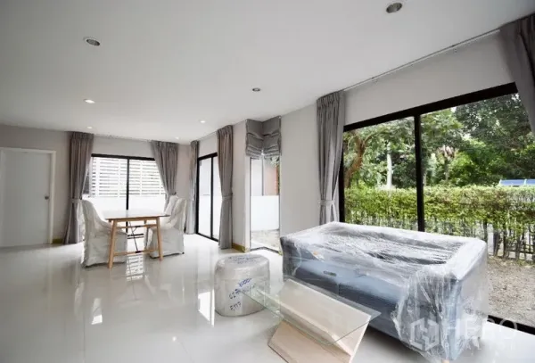 บ้าน ให้เช่าในPrawet, Bangkok - โถงรับแขกและทานอาหารโปร่งสว่าง ผนังกระจกสูง มองเห็นสวน