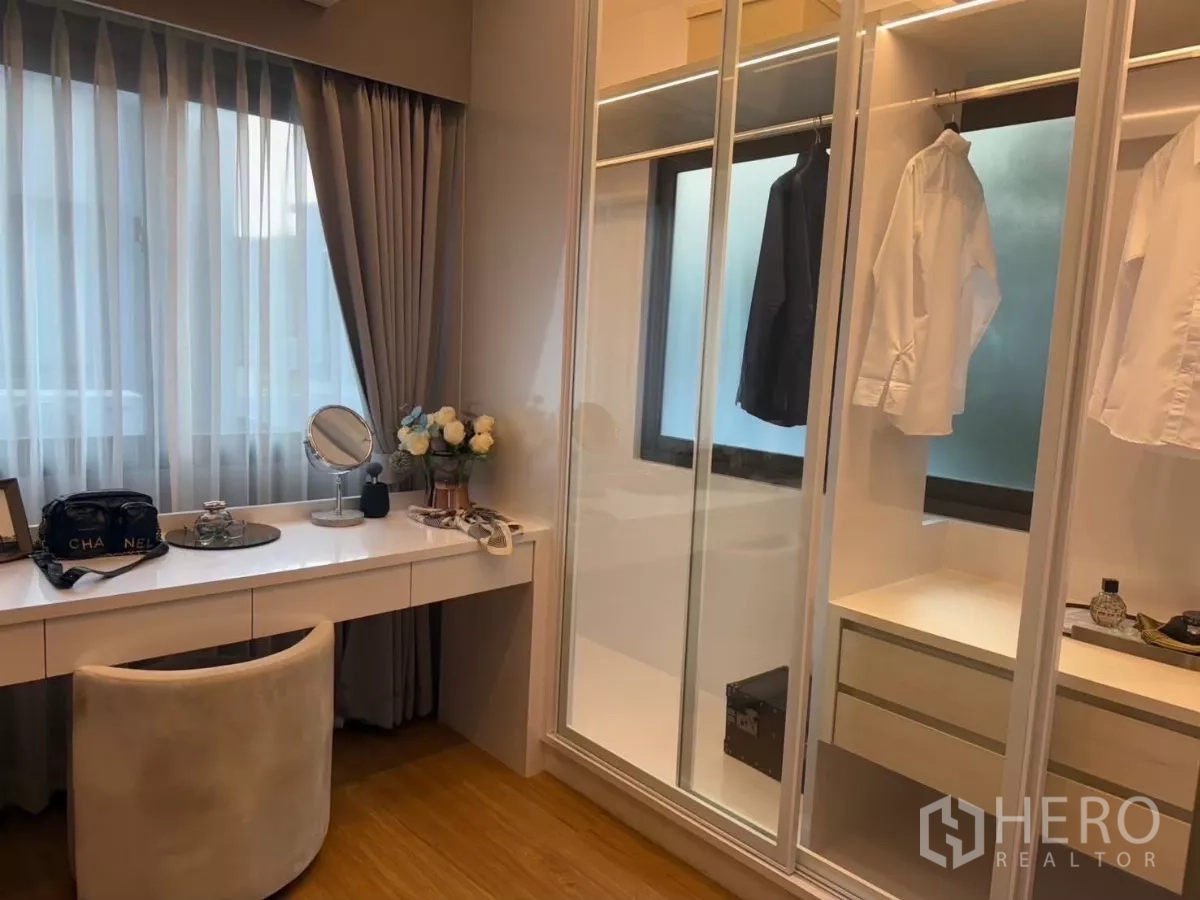 Townhouse for rent in Bang Phli, Samut Prakan - Walk-in closet and dressing area with large window and sliding glass wardrobes.
