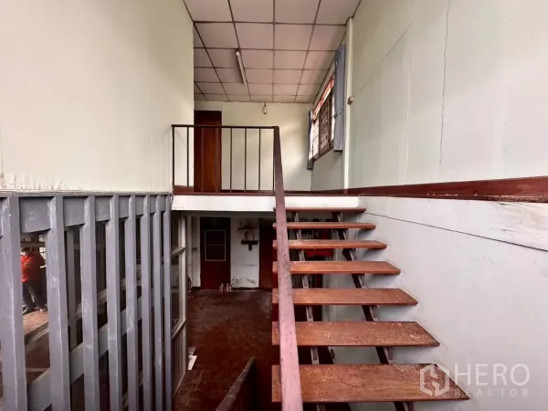 零售空间 出租在Khlong Toei, Bangkok - 室内开放式木楼梯通往二层及走廊