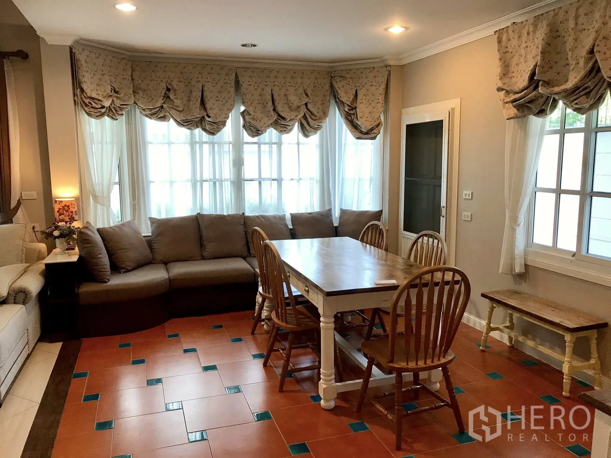 บ้านเดี่ยว for rent in Mueang Samut Prakan, Samut Prakan - มุมรับประทานอาหารโต๊ะไม้กับเก้าอี้และเบย์วินโดว์มีเบาะนั่ง