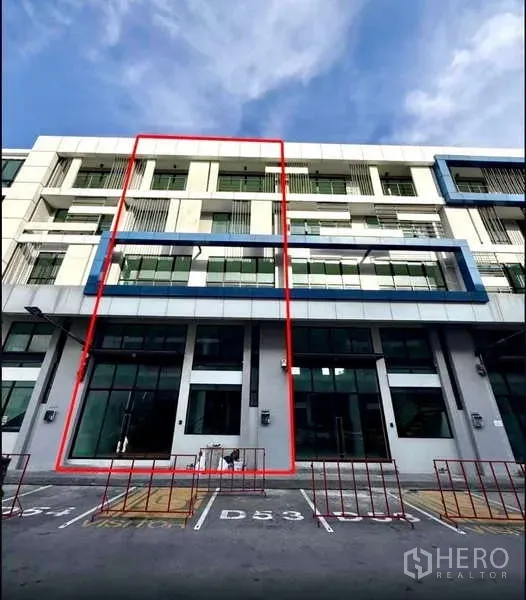 带办公室的家 出租在Bueng Kum, Bangkok - 现代四层住办一体楼外立面，标注单元与前方停车位。