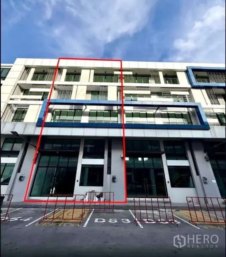 带办公室的家 出租在Bueng Kum, Bangkok - 现代四层住办一体楼外立面，标注单元与前方停车位。