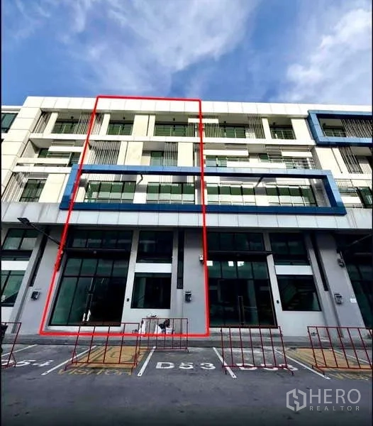 带办公室的家 出租在Bueng Kum, Bangkok - 现代四层住办一体楼外立面，标注单元与前方停车位。