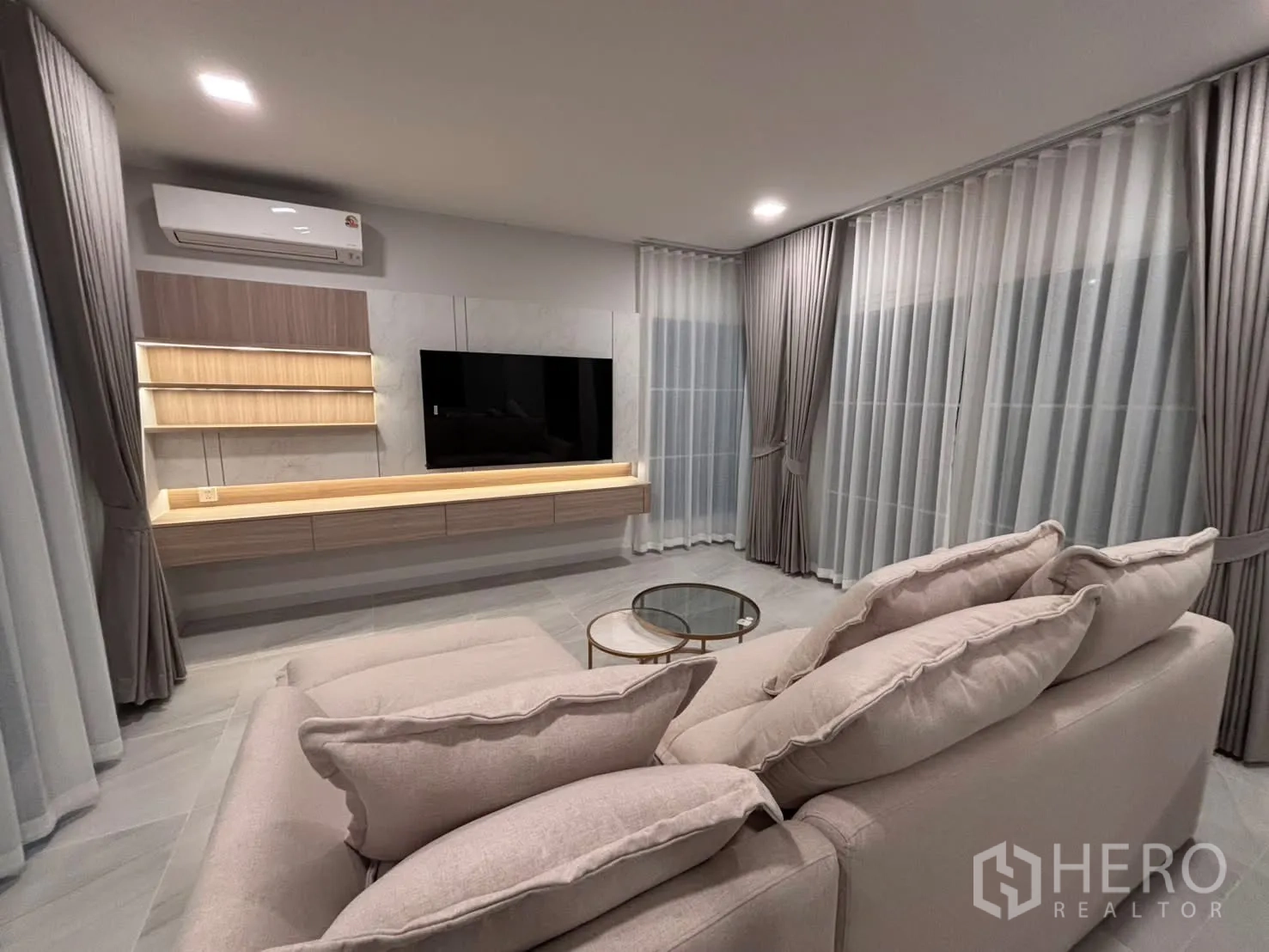 บ้านเดี่ยว for rent in Bang Phli, Samut Prakan - ห้องนั่งเล่นมีโซฟาเซกชันนอล ชุดทีวี และผ้าม่านสูงจรดเพดาน
