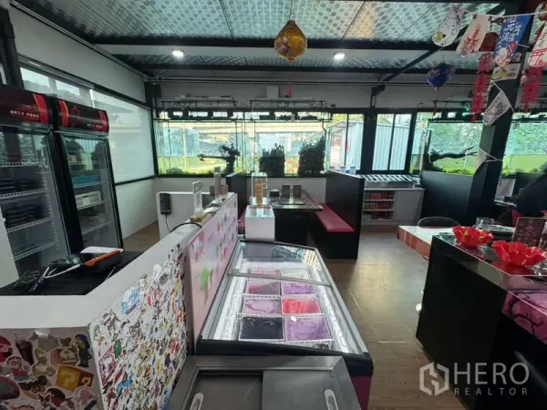 零售空间 出租在Ratchathewi, Bangkok - 开放式店内空间，冷柜、卡座与大鱼缸，采光充足。
