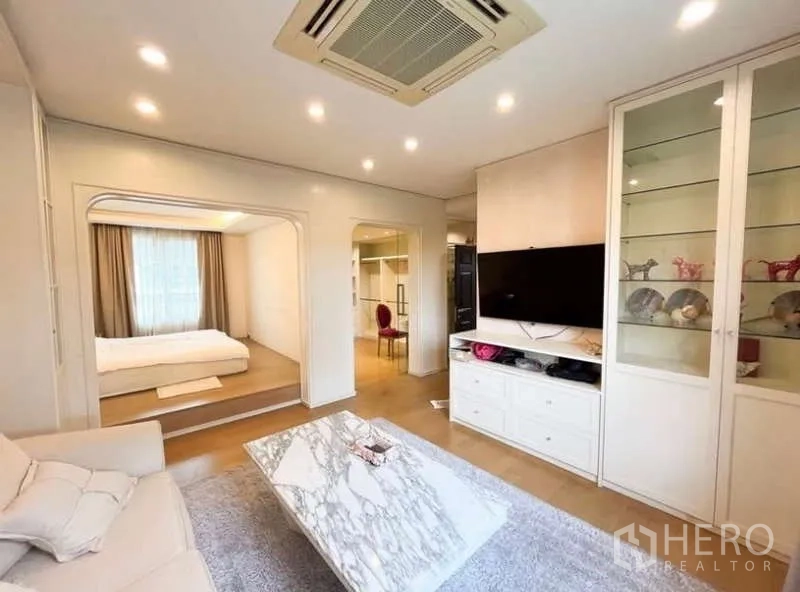 บ้าน ให้เช่าในBang Phli, Samut Prakan - ภาพภายนอกบ้านเดี่ยวสองชั้น พร้อมสระว่ายน้ำส่วนตัว สวน และทางเดินหิน