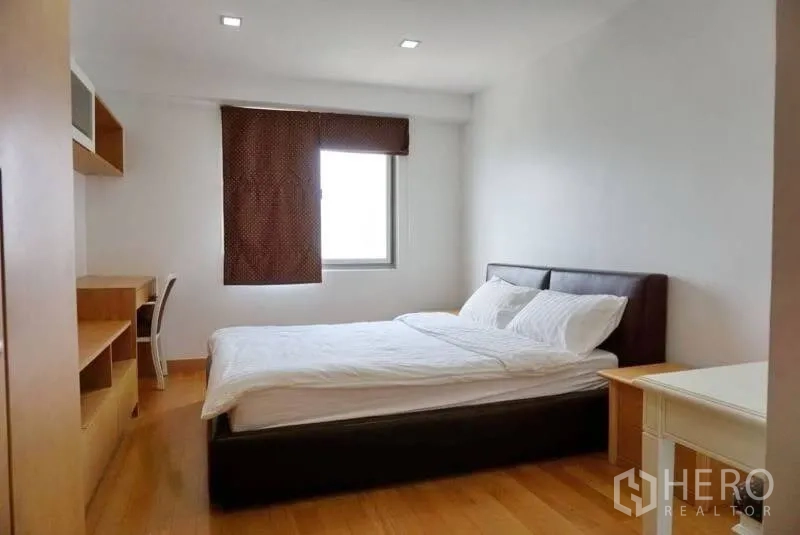 คอนโด ให้เช่าในWatthana, Bangkok - ห้องนอนที่สองเตียงคู่ขนาดใหญ่ มีโต๊ะทำงานและตู้เสื้อผ้า พื้นไม้