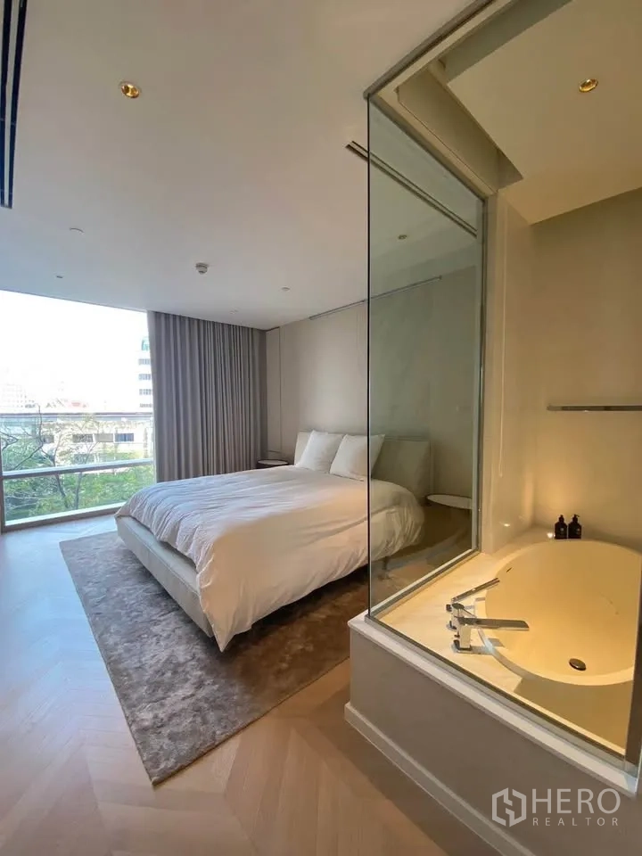 คอนโด for rent in Sathon, Bangkok - ห้องนอนหลักเตียงคิงส์ พร้อมห้องน้ำกั้นกระจกและอ่างอาบน้ำ.