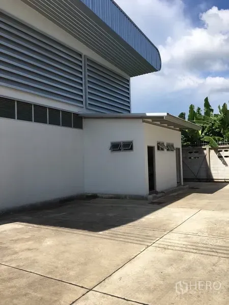 货栈 出租在Nong Chok, Bangkok - 仓库侧面混凝土装卸场地，带小型附属功能房与大门出入口。