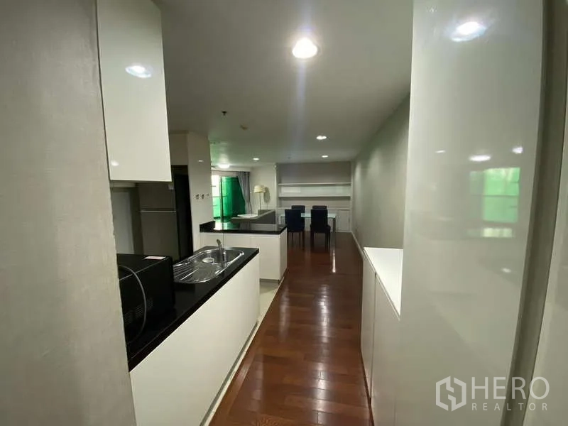 คอนโด for ในHuai Khwang, Bangkok - โถงครัวเชื่อมสู่โซนทานอาหาร พื้นไม้และตู้เก็บของจำนวนมาก