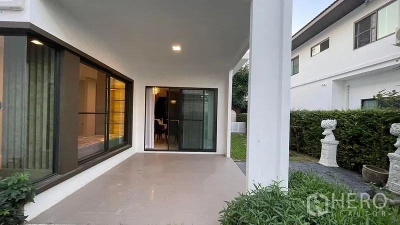 独立式住宅 出租在Bang Phli, Samut Prakan - 带顶露台连接草坪与侧面花园