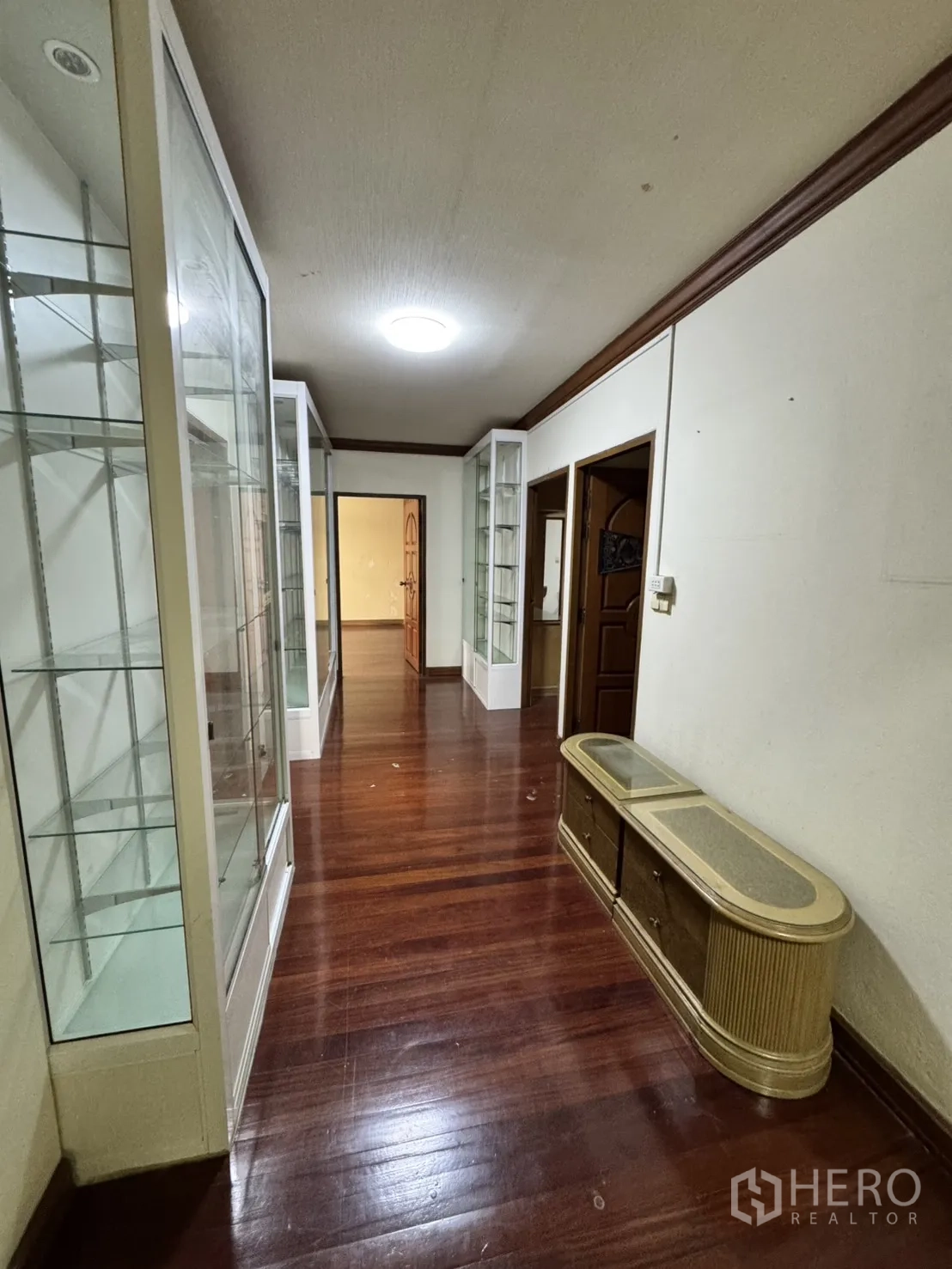โฮมออฟฟิศ for rent in Watthana, Bangkok - โถงทางเดินพร้อมตู้โชว์กระจกสูงจรดเพดานและพื้นไม้