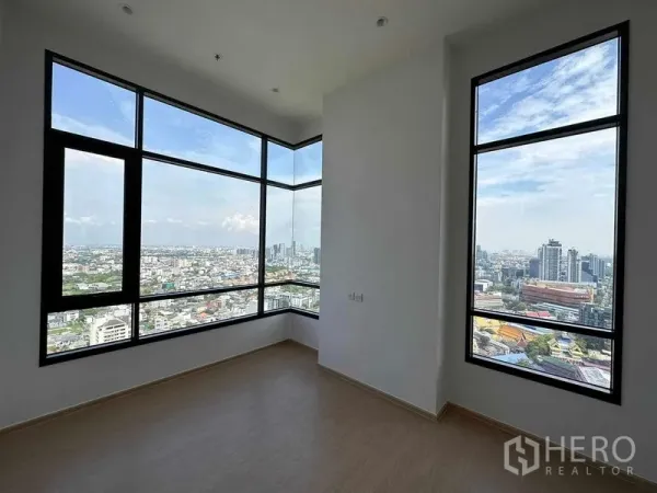 公寓 出售在Watthana, Bangkok - 转角房间配落地窗，展现全景城市风光。