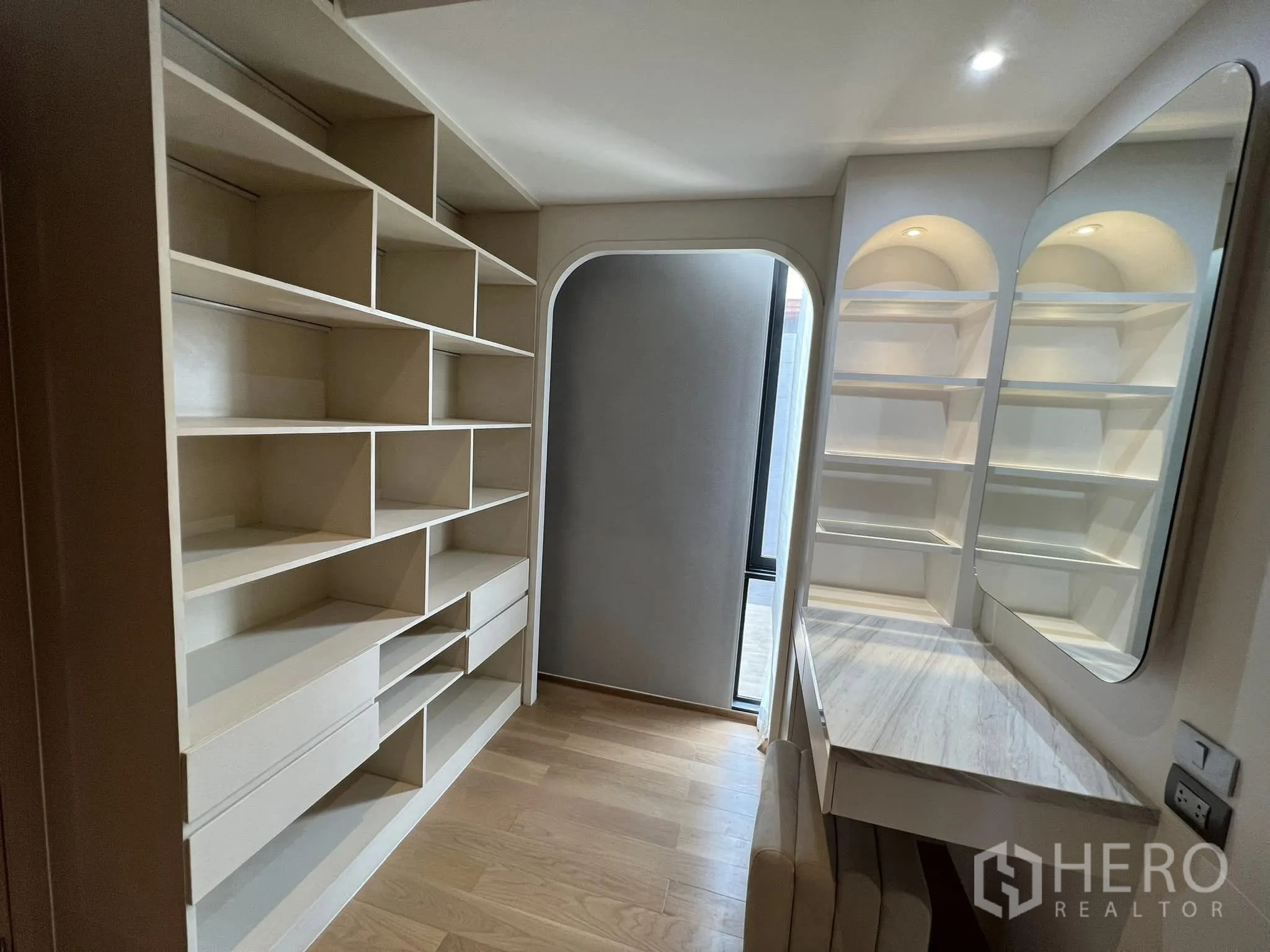 Detached House for rent or sale in Yan Nawa, Bangkok - Walk-in closet with extensive shelving and dressing table.