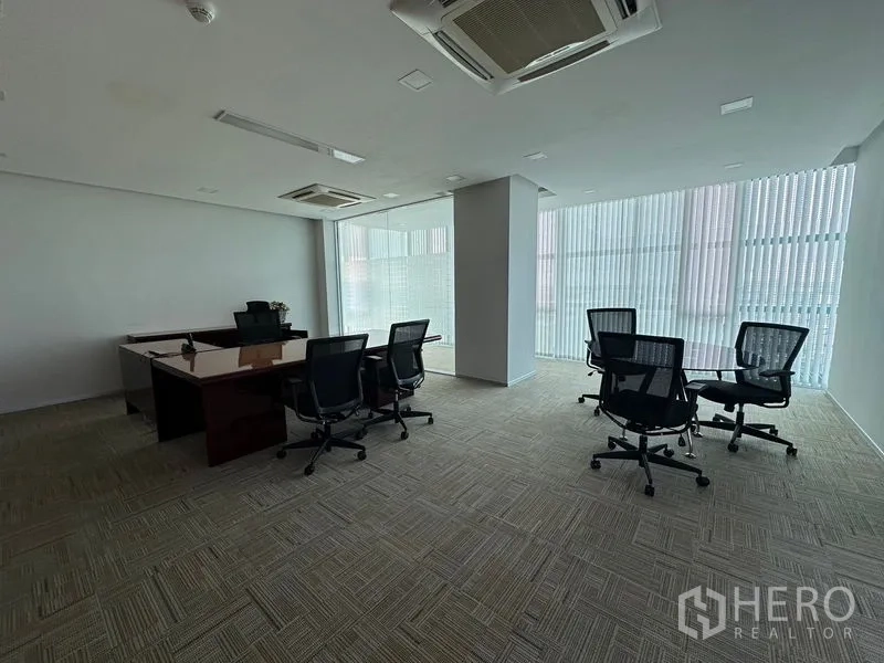 办公空间 出租 - 转角经理室，大窗采光充足，地毯砖与会客区。