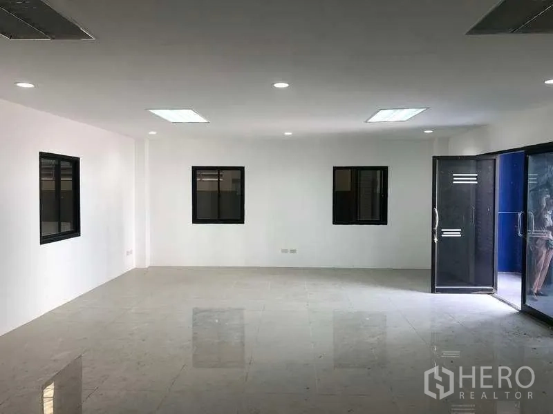 工厂 出租或出售在Samut Prakan - 开放式办公区，抛光地砖与玻璃大门。