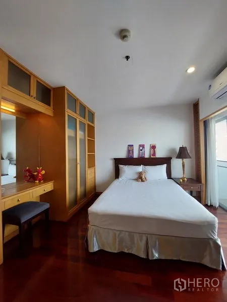 Apartment for rent - Guest bedroom with bed, built-in wardrobe, dressing table and balcony access.