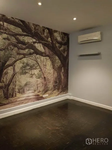 Retail Space for rent in Khlong Toei, Bangkok - Private room with forest mural feature wall, dark wood floors and air conditioning.
