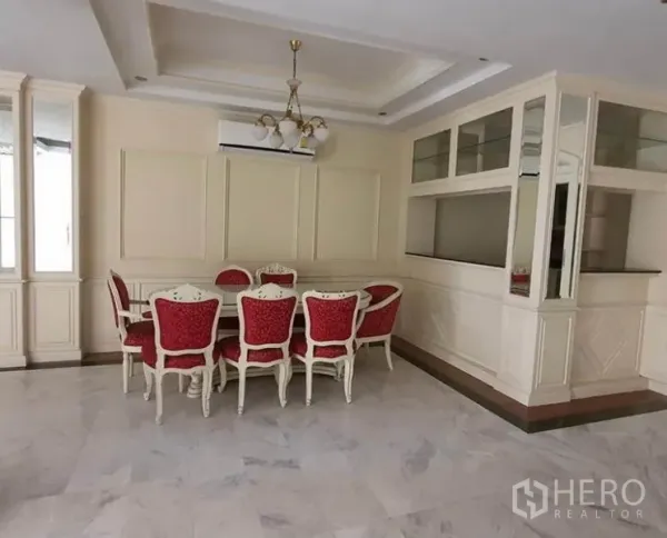 Townhouse for rent in Huai Khwang, Bangkok - Formal dining corner with chandelier, red upholstered chairs and built-in counter.