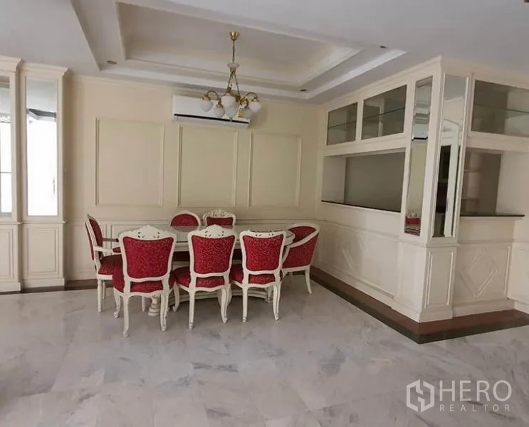 Townhouse for rent in Huai Khwang, Bangkok - Formal dining corner with chandelier, red upholstered chairs and built-in counter.