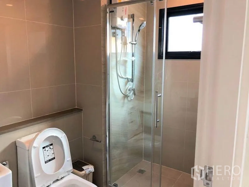 คอนโด ขายในSuan Luang, Bangkok - ห้องน้ำโมเดิร์นพร้อมตู้ Shower กระจก หน้าต่าง และผนังกระเบื้อง