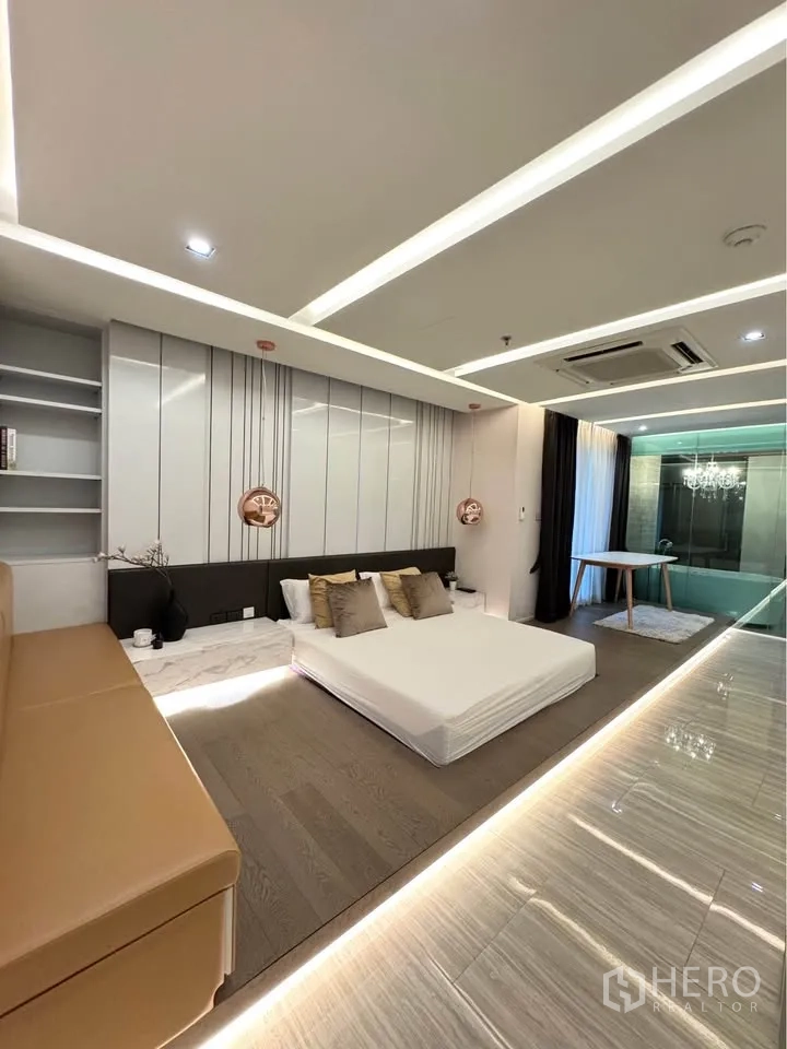 公寓 出租或出售在Khlong Toei, Bangkok - 主卧设平台床、地面LED灯带与玻璃隔断卫浴。