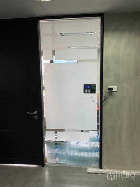 办公空间 出租在Khlong Toei, Bangkok - 带磨砂玻璃与门禁键盘的入口门，出入更安全。