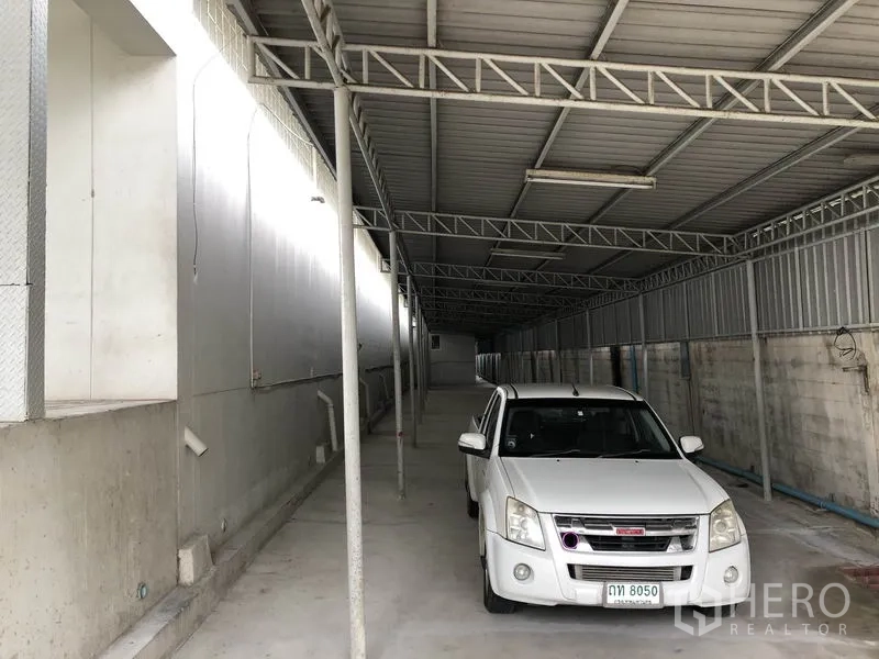 工厂 出租在Lat Krabang, Bangkok - 建筑侧边带顶棚的长条装卸/停车通道