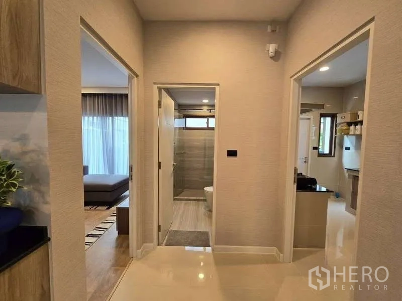 บ้าน ให้เช่าในBang Kapi, Bangkok - โถงชั้นล่างเชื่อมต่อห้องน้ำ ห้องนอน และครัว