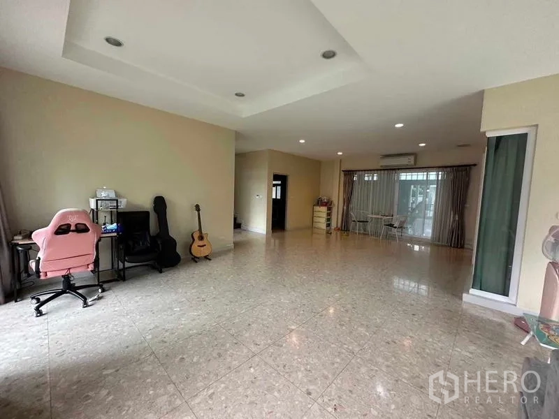 独立式住宅 出售在Saphan Sung, Bangkok - 一层大空间，吊顶与多扇玻璃门，采光充足。