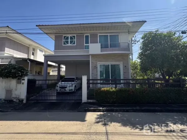 独立式住宅 出售在Lat Krabang, Bangkok - 曼谷叻甲挽区两层独栋别墅，带电动门车道、车棚与成熟绿化。