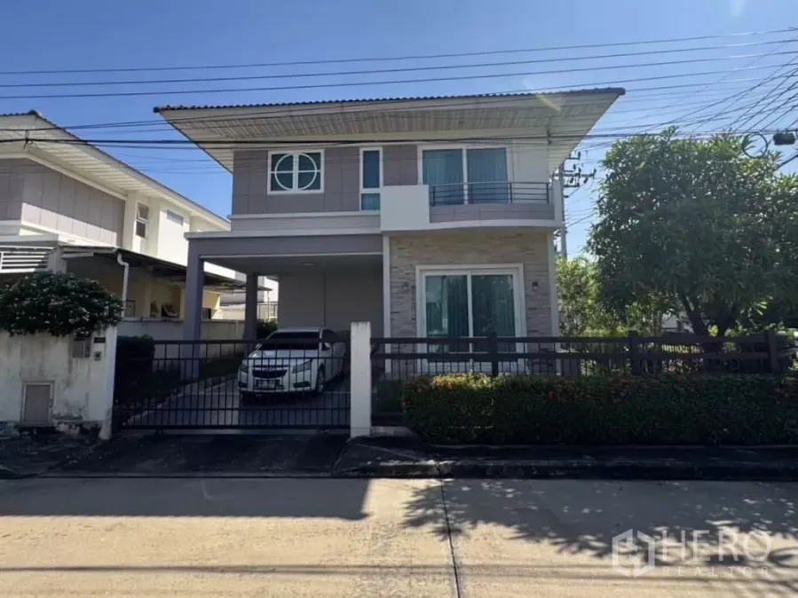 Detached House for sale in Lat Krabang, Bangkok - Two-storey detached house with gated driveway, carport and mature greenery in Lat Krabang, Bangkok.